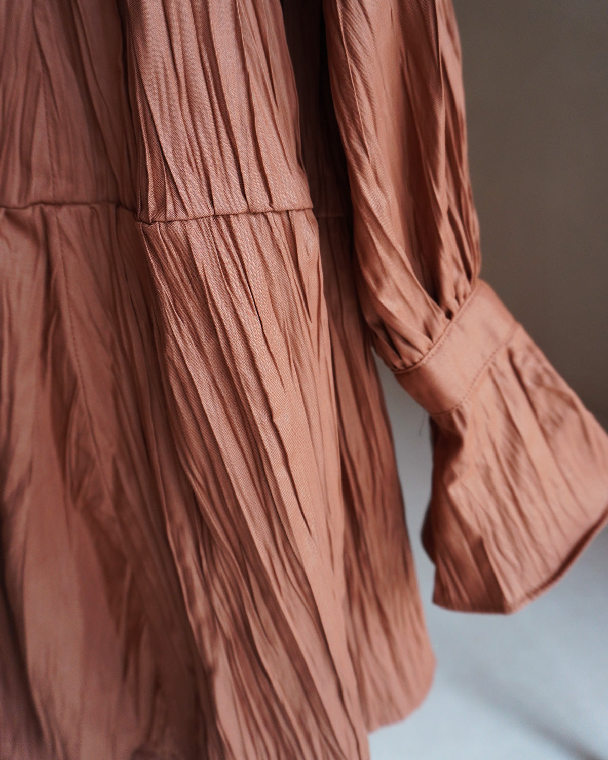 Ribbon tie crinkled mini dress charcoal gray