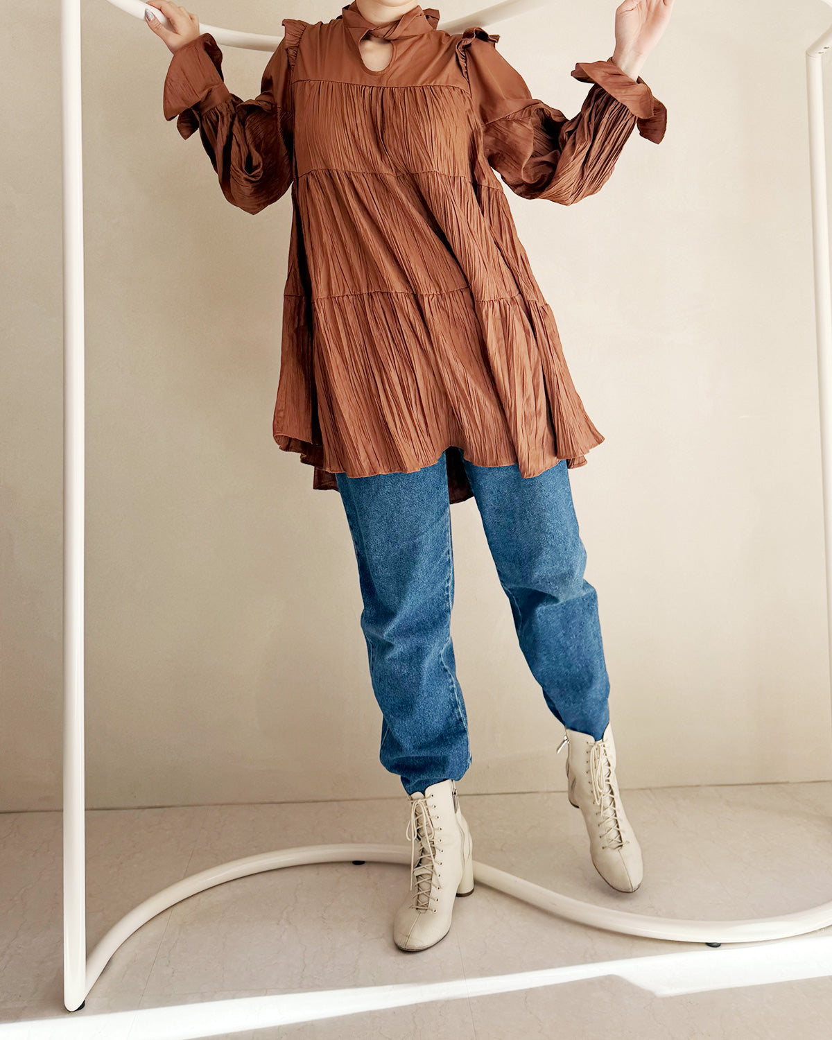 Ribbon tie crinkled mini dress brown