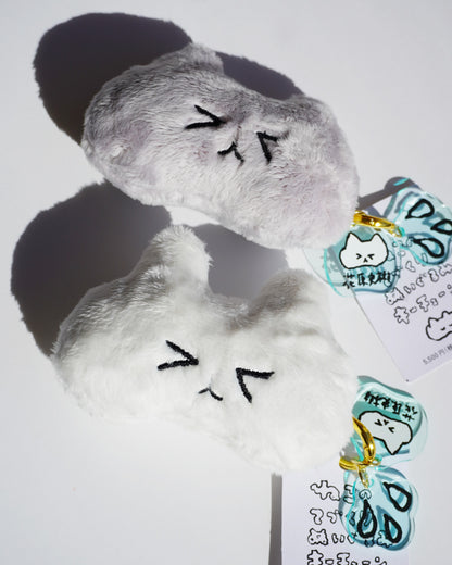 目をつむるねこのてづくりぬいぐるみキーチェーン