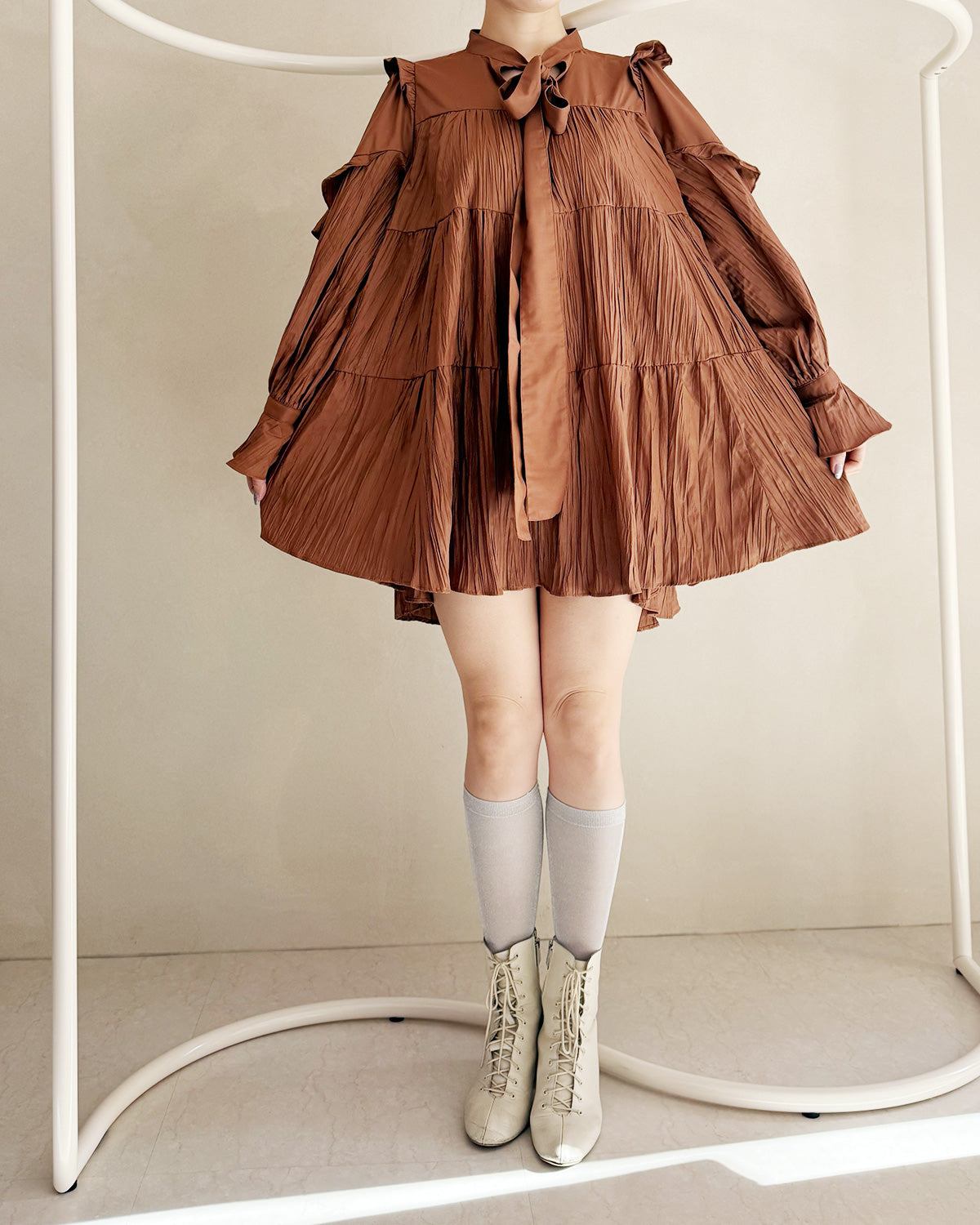 Ribbon tie crinkled mini dress brown
