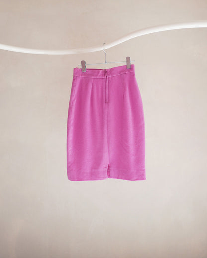 ピンクのミニスカート