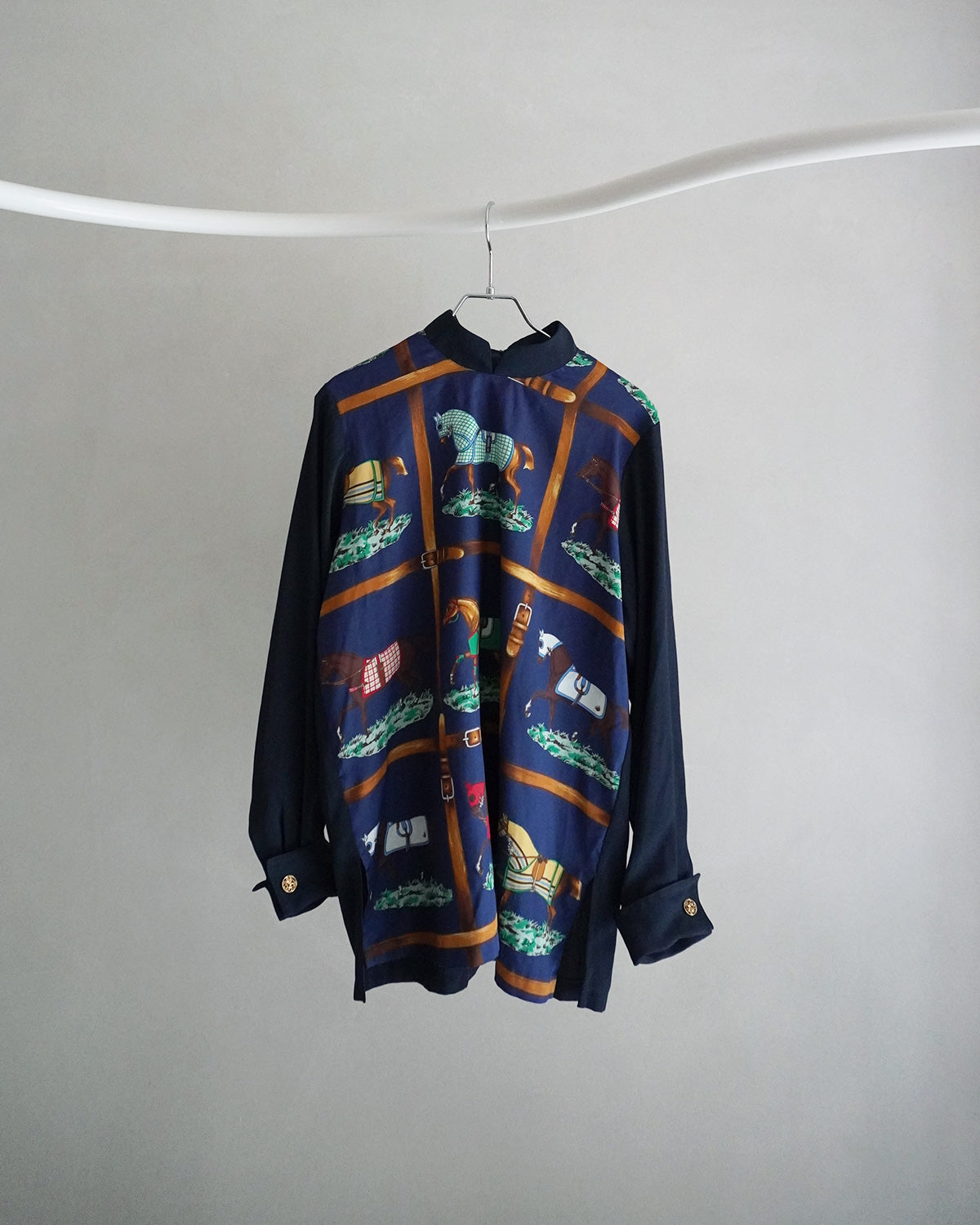 午年にぴったりスタンドカラーブラウス