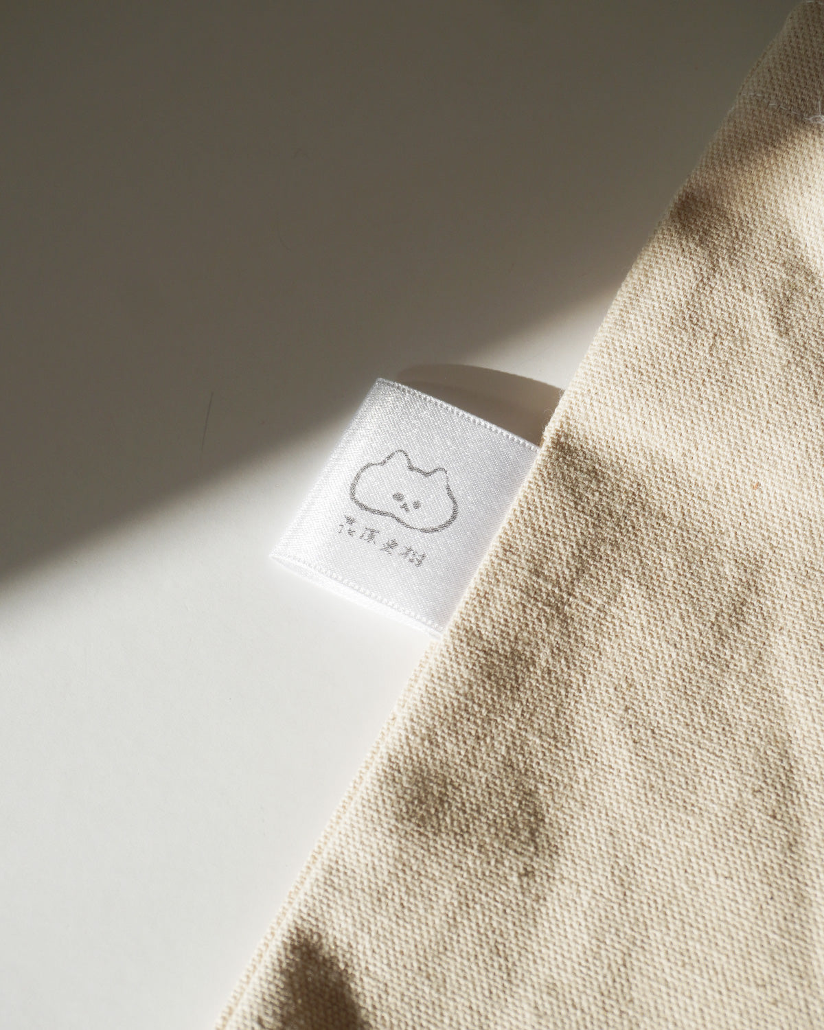 抱きあうねこの刺繍トートバッグ