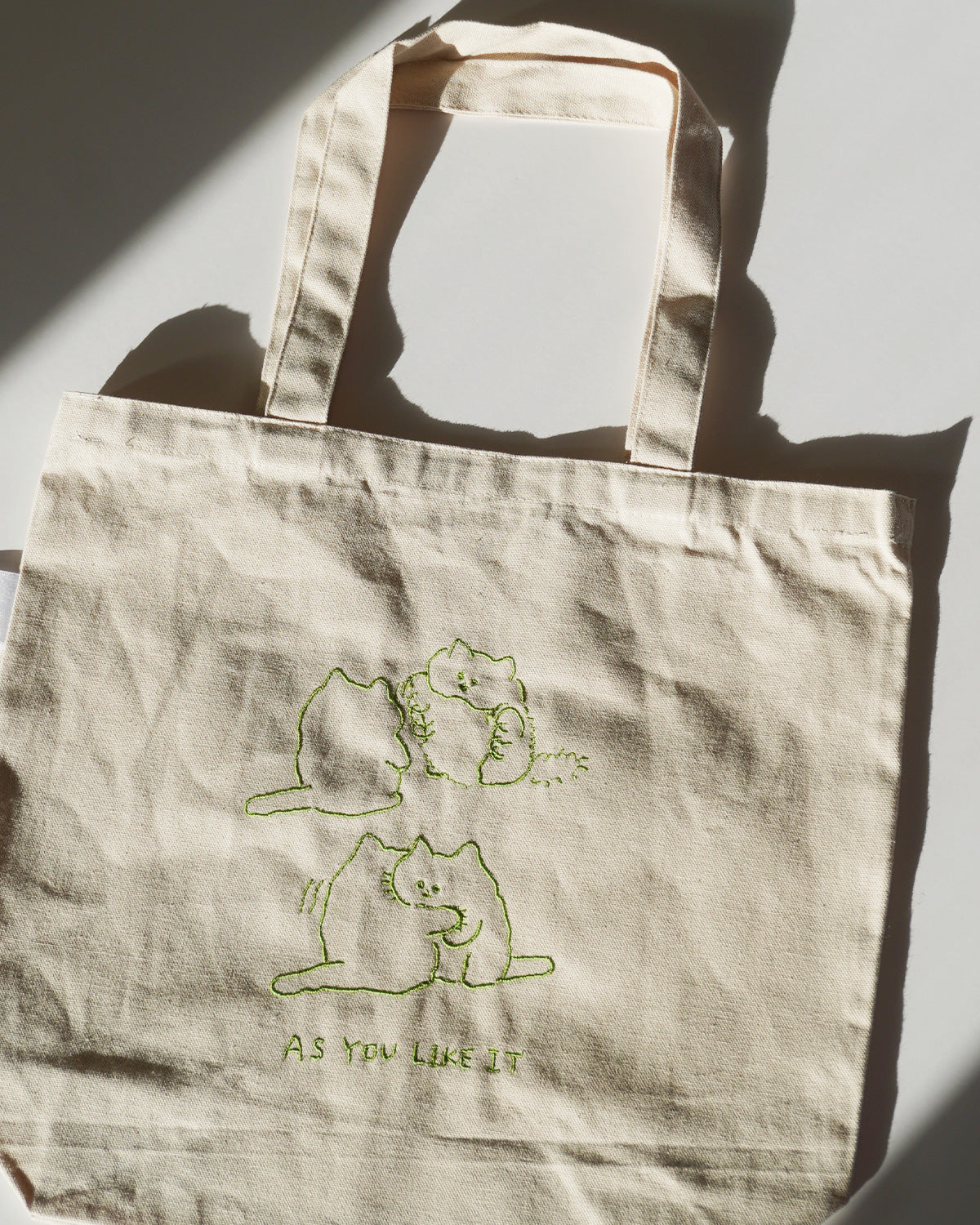 抱きあうねこの刺繍トートバッグ