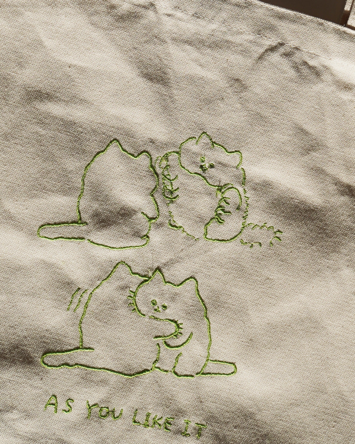 抱きあうねこの刺繍トートバッグ