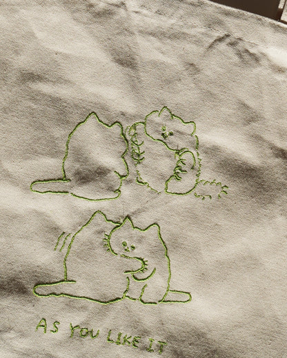抱きあうねこの刺繍トートバッグ