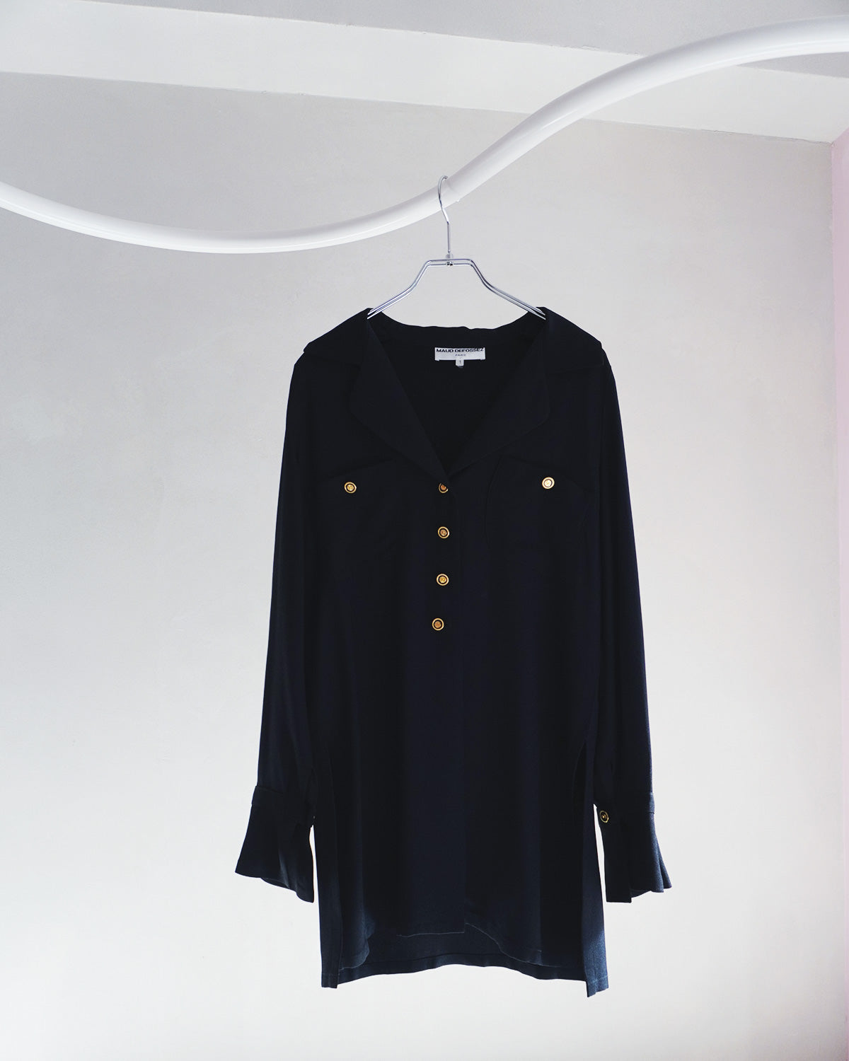 ゴールドボタンシャツ