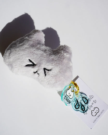目をつむるねこのてづくりぬいぐるみキーチェーン