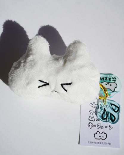 目をつむるねこのてづくりぬいぐるみキーチェーン