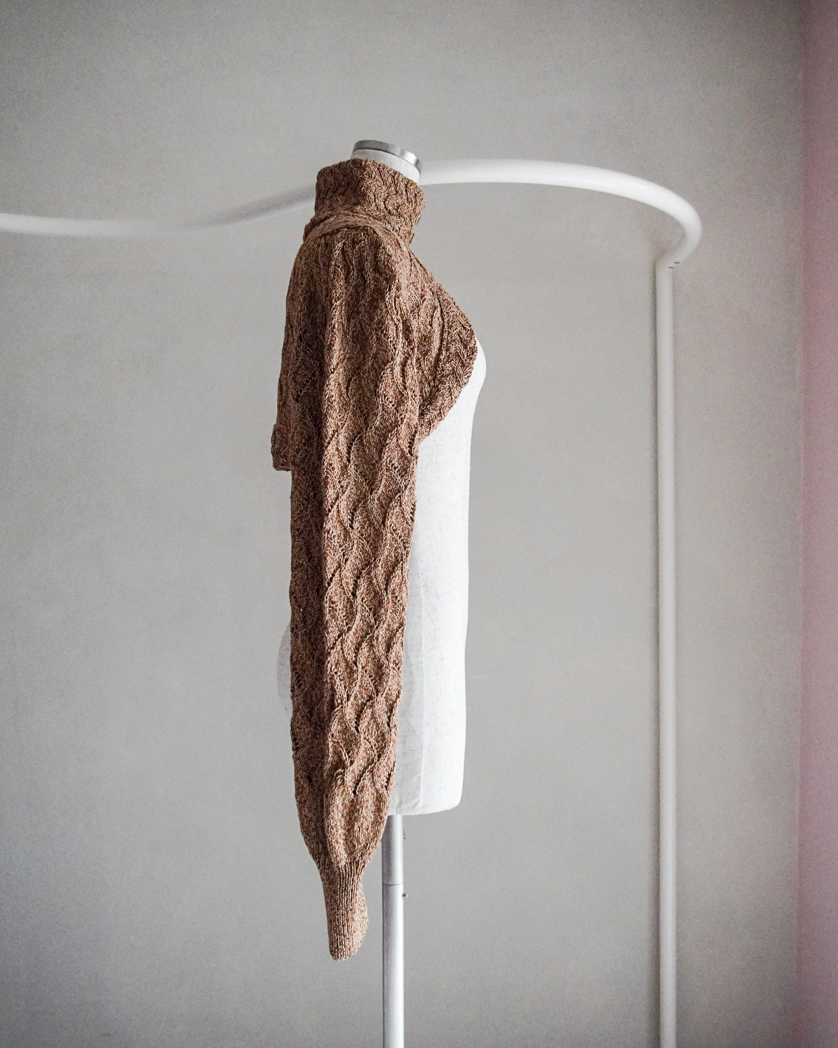 Cropped wavy knit cardigan