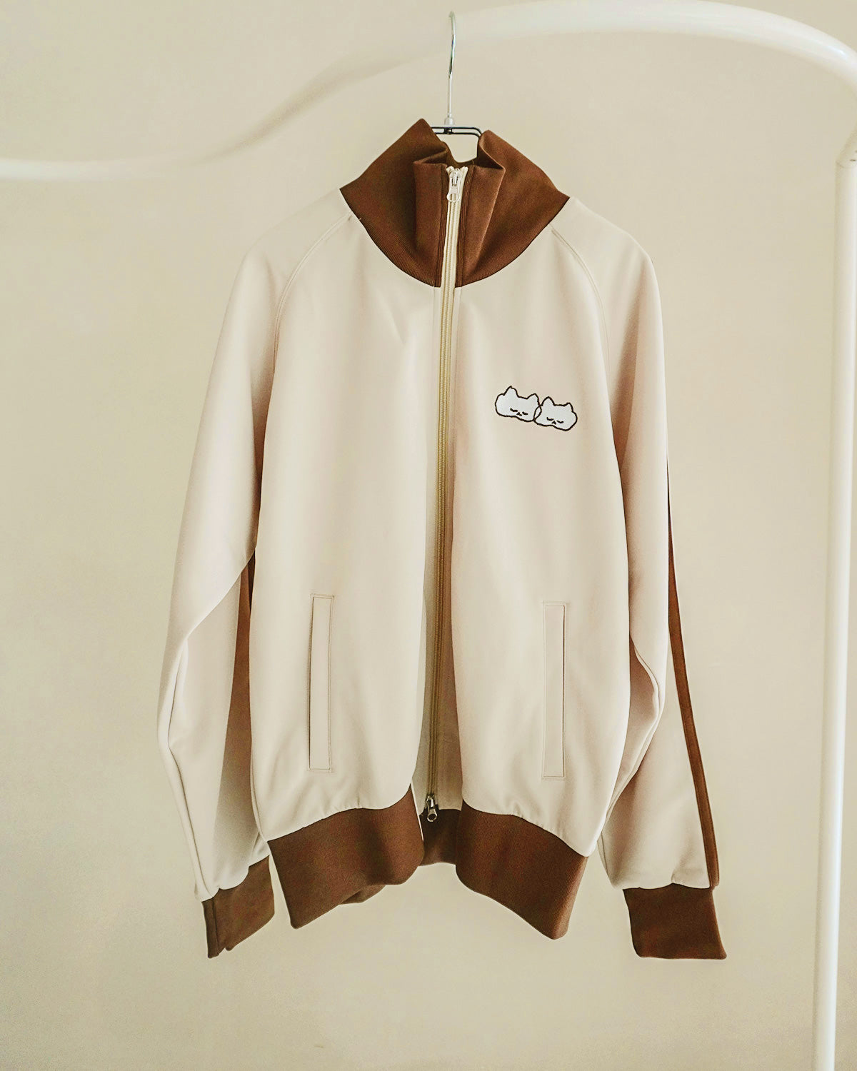 ねむっているねこたちのトラックジャケット Mサイズ　