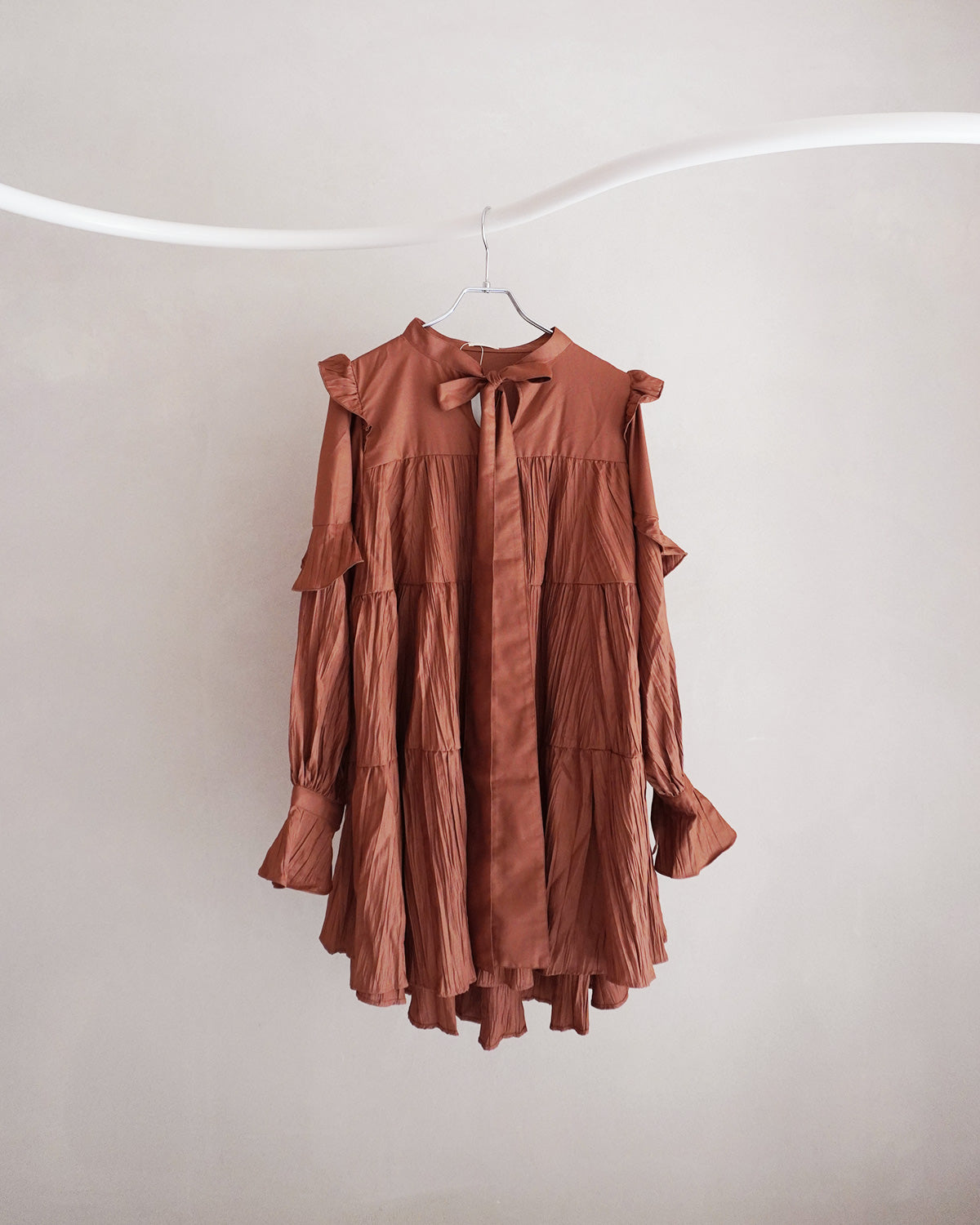Ribbon tie crinkled mini dress brown